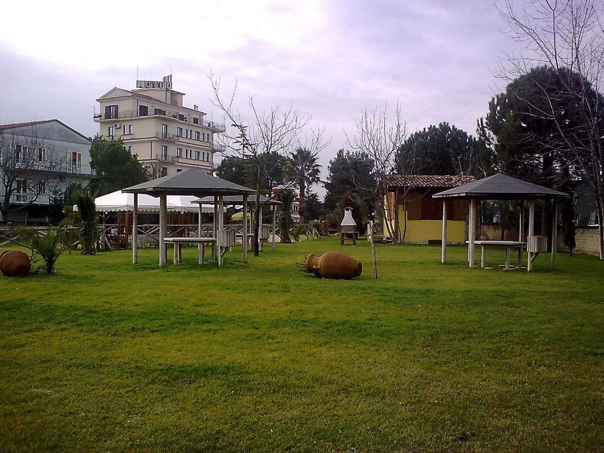 Hotel La Rotonda Cepagatti Экстерьер фото